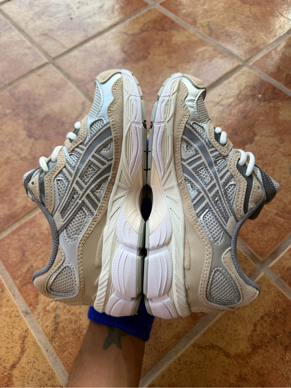 Size 6 Men’s And Women’s 7.5 - Asics Gel NYC Beige and Gray Sneakers - Picture 4 of 7